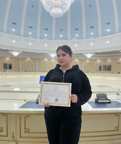 Қос тілде еркін сөйлейтін Фаризат