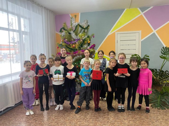 Ёлка, огоньки и сказка